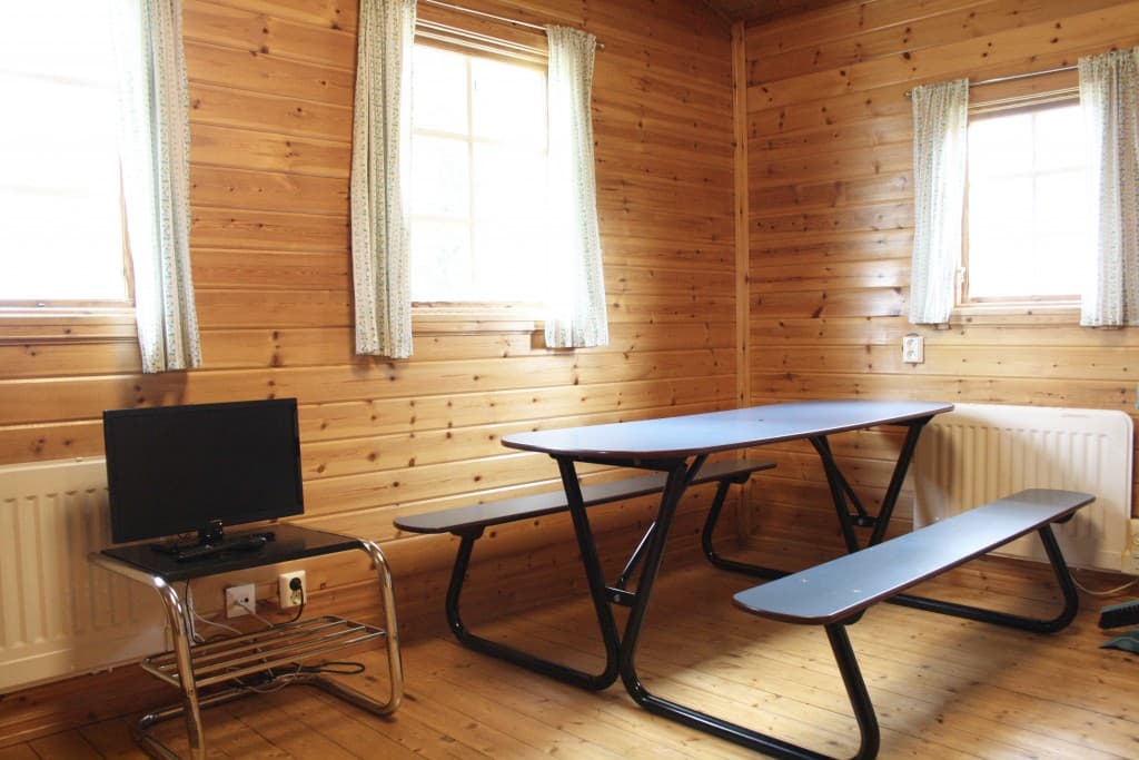 Matplats och bord i självhushållsstugan